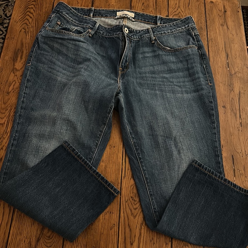Levi’s Boyfriend Jean nice condition very cool size 18M shorter crop Jean